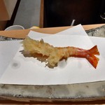 にい留 - 【車海老　2番目】なにこれ！衣がふうわとして中はレア、1本目と表情が違い車の海老さんが私の身の一番美味しいタイミングで食べてみてと語りかけてきます(大袈裟)