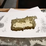 にい留 - 【剣先烏賊(なぜかハレーション(>_<)】柔らかい、そして厚い。剣先烏賊ってこんなに厚くなるものなのか、見た目は紋甲くらいの厚みですが紋甲とはまた違う上品なネットリ・モッチリ感でレアな火入れでとにかく甘いです。