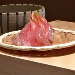 にい留 - 【姫小鯛】美しい赤で鯛のお姫様のようですが実はハタ科のお魚だそう、今日はお隣が魚博士のF師匠だから魚については心強くバッチリです。呼び名は鯛なのにタイ科じゃない、こういうのを「あやかり鯛」というのですよね、ああ、私もこの美しさにあやかりたいです。