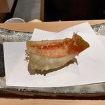 にい留 - 魚体のわりに頭が大きく歩留まりが悪いそうで本日ご用意頂いたものは元はかなりの大きさということでした。揚げるととても身厚になり上品な甘みが広がります。