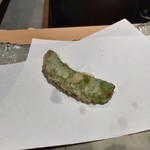 にい留 - 【スナップエンドウ】わざとところどころ軽く焦げが出るように揚げる手法。衣をまとわずエンドウの肌を油に直接触れさせることで糖分を活性化させ甘みの強い部分を作るそうです。