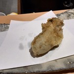 にい留 - 【牡蠣】三陸赤崎、大振りの牡蠣です。実は私はこの数日前に赤崎の牡蠣を生でいただきその旨さにもう最高と思ったのですが上には上がありました。中まで熱々なので熱は通っているはずなのに生牡蠣のようなフレッシュさがある、しかし加熱された牡蠣の甘味・旨味もしっかりで貝柱に至っては素晴らしい弾力です。