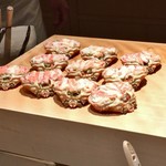 にい留 - 【香箱】はじめ板場に置かれた立派な香箱を見て狂喜乱舞、勢子なのに越前の黄色いタグ付きです。肴として頂くのかと思いきやこのまま揚げると聞いてびっくり仰天、そんな豪勢なもの食べたことないです。