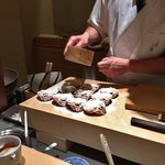 にい留 - ふるいで万遍なく粉を掛けられています。