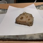 にい留 - 【蓮根】愛西のものだと仰っていました。蓮根大好き、愛西にも買いに行くので嬉しいな。加賀蓮根のようにただただもっちりとするだけでなくしゃっきり感も損なわれていない丁度良い塩梅です。でもこれだけの厚みがこういう風に揚がる技ってすごいです、時間と油温の戦いですね。