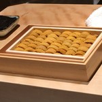 にい留 - 【海苔と紫雲丹】最初板場に雲丹が出て海苔も出されたときはてっきり雲丹の海苔巻きかと思いきや・・・にい留マジ～ック、何と海苔だけをカラッと揚げその上に雲丹てんこ盛り。