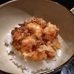 にい留 - 【天丼　海老と小柱】いよいよ〆に入りました。天丼と天茶、う～ん、初めてだからここは天丼かな、お隣のKさんも同じくでリピーターのFさんは天茶チョイスです。海老と小柱がふんだんに入った豪華なかき揚げ、おつゆは卓上にある天つゆとはまた味わいが違いました。