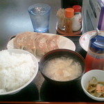 Tantan - 大餃子セット580円（ジャンボ餃子4ケ）+ライス+スープ+ザーサイ+杏仁豆腐