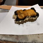 にい留 - まずは雲丹だけをちょぼちょぼと、あんまぁい、口中に雲丹が広がる～。次に雲丹の減った部分の海苔をひと齧り、極上の海苔の天ぷらはサクッサク。そしていよいよ雲丹オンザ海苔の状態でぱくっ・・・う～またもや悶絶。上から順に冷たいままの雲丹、海苔の熱で温められた雲丹、熱々サクサクの海苔が口の中で踊り狂います、なんだ～これ！！