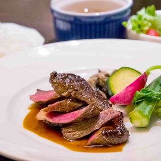 熊本県のおいしいお米を食べて育った『えこめ牛』のステーキ