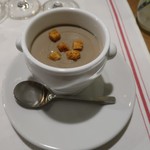 NOURA - マッシュルームの温かいクリームスープ