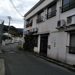 なみじ - 店舗前旅館の奥が旅館兼駐車場