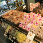 Ginza Nagano - 店の一番奥はクルミのお菓子コーナー1