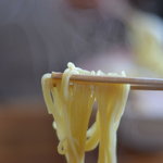 自由軒 - 麺はストレート麺