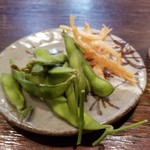 秋田料理 五城目 - お通し　枝豆と白エビの唐揚げ
