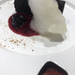 MON CHARME par monsieurK - ６７％カカオと米粉で創った大人のビター・ガトーショコラ香りの泡と赤いソース