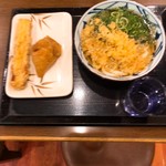 丸亀製麺 - かけうどん並みとちくわの天ぷら、いなり寿司