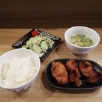 餃子と唐揚げの美味しいお店 肉玉屋 - ワンコインランチの唐揚げ定食！
