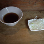 そばつゆと薬味のネギ