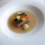 パラッツオ - 牛フィレ肉のボイル仕立て、ダミエ風・和風コンソメのポトフに生姜のアクセント