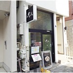 外観。店内にもたくさん待てるようになってます。