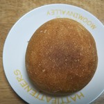 グラマーペイン 広島店 - シンプルなハード系パンにチーズがイン。