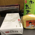 ギフトガーデン - 崎陽軒謹製 特製シウマイ。
      チェイサーには新幹線ホームの売店で購入したおにぎり。
      なぜかボンカレーとのコラボレィション、らしい。