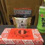 ギフトガーデン - 北へ向かう。
      崎陽軒謹製 昔ながらのシウマイ。
      チェイサーには新幹線ホームの売店で購入したおにぎり。