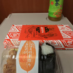 ギフトガーデン - 崎陽軒謹製 昔ながらのシウマイ。
      同じく駅構内の売店で購入したおにぎりやお茶とともに。
      無論、おにぎりはシウマイのチェイサーに過ぎない。