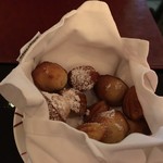 db bistro & oyster bar - コーヒー頼んだら甘いパンが。カステラ風の味でふわっとおいしい。