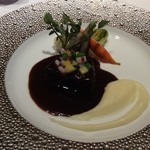 メゾン タテル ヨシノ - 牛ほほ肉の赤ワイン煮込み 色鮮やかな野菜をまとわせて 