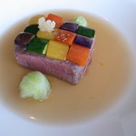 パラッツオ - 牛フィレ肉のボイル仕立て、ダミエ風・和風コンソメのポトフに生姜のアクセント