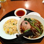 中国料理 東北風味 東北餃子房 - ラーメン餃子セット５８０円　これに餃子一皿５個入りが付きます