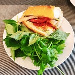 Gourmet - バインミーはかなり上品に作ってくれたので香草系山盛り取ってヘルシーに♡