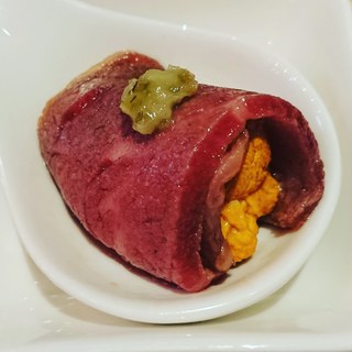 一口でウニと牛肉を贅沢に味わう『ウニの肉巻き（1個）』