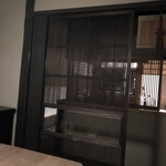 御料理 光安 - こちらのお部屋でいただきました。
      奥は 厨房です