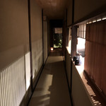 御料理 光安 - 厨房の横の長い廊下