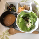 饗庭 - 前菜4種 グリーンサラダ、焼売二種、
中華風茶碗蒸し、ひじき青菜大豆の煮物
