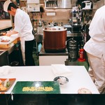 Tsukiji Otokomaezushi - 狭いが良く片付いた厨房