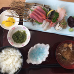 市場食堂 - 刺身定食1300円、クジラ入りです。