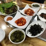 동대문역사숯불갈비 - 제육쌈밥(豚肉サンパプ)7000₩