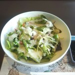 万世 千代田 - サラダ美味しいです。葉の取り合わせとクリームドレッシングの味が絶妙。