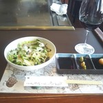 万世 千代田 - 前菜のサラダ。ボジョレーをグラスで頂きました。ちょっと辛口。