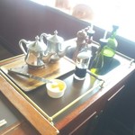 万世 千代田 - 鉄板調理台の横に置いてあるシェフが使う油、調味料、調理器具。器が違いますねー。