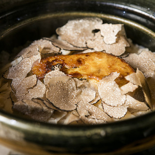 濃厚なフォアグラと芳醇なトリュフが織りなす自慢の土鍋ご飯