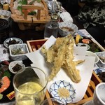 三河屋 - 食い散らかしていますが、天ぷらが次々出てきます