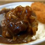 シロクマカレー - カレーとご飯、牛すじもたっぷり入れましたよ。 ん～、少し甘めのカレーの味です。