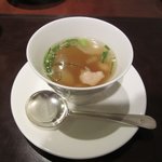 中国料理 桃林 - 五目炒飯には美味しいエビ入りスープも付いてきました。