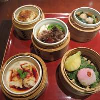 中国料理 桃林 - 人の選んだのはプレートランチ。豆腐の葱と生姜オイスターソース蒸し、牛ロースの黒豆蒸しパンプキンソース、くらげと小松菜のフィッシュソース蒸し、海老の巻き物紅麹ソース、点心２点のプレートです。
