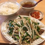 留軒 - ニラレバ定食 680円